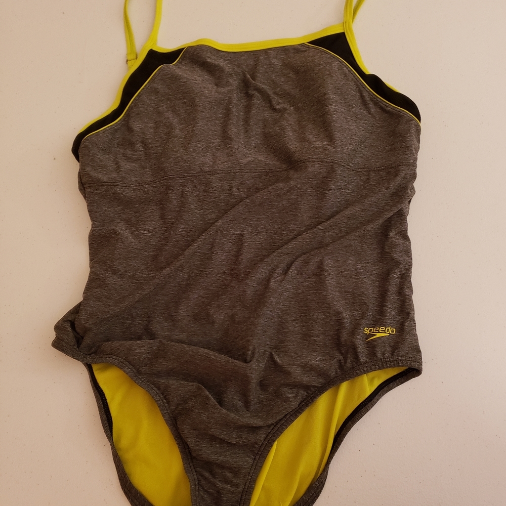 🧁Speedo 1 piece swimsuit size 14